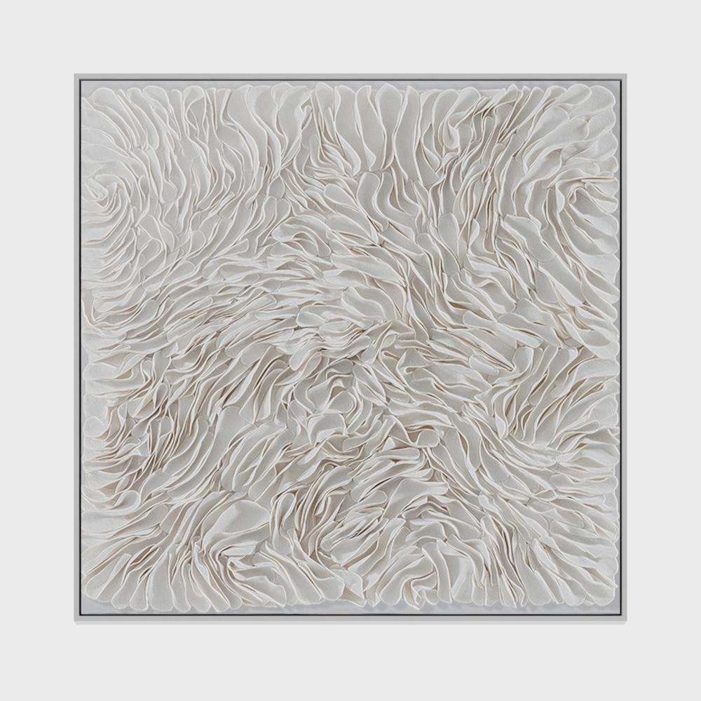 Современные картины, висящие на стенах