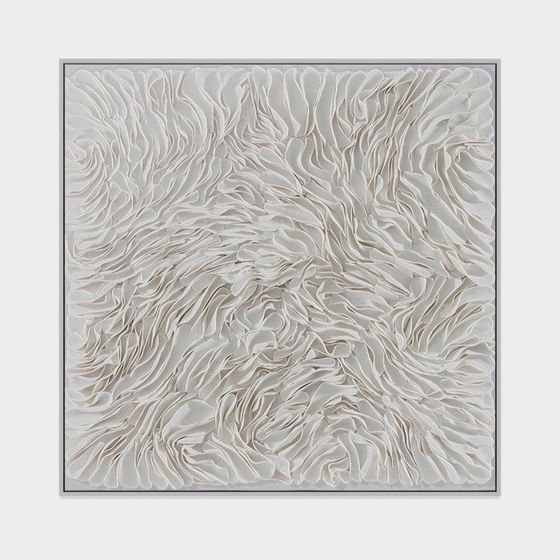 Современные картины, висящие на стенах